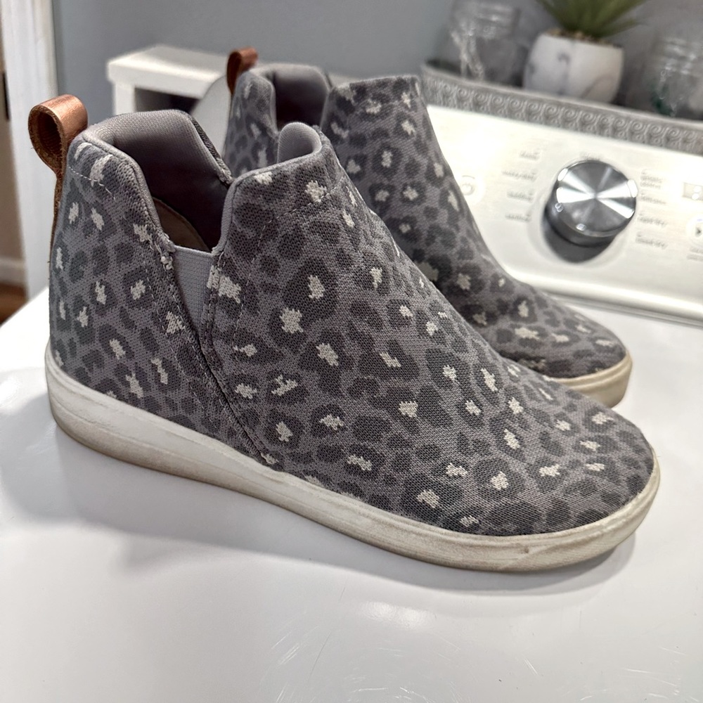 Grey leopard Ryka high top sneakers